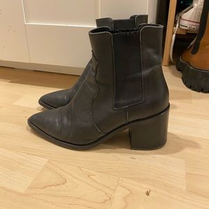 Lintervalle black booties